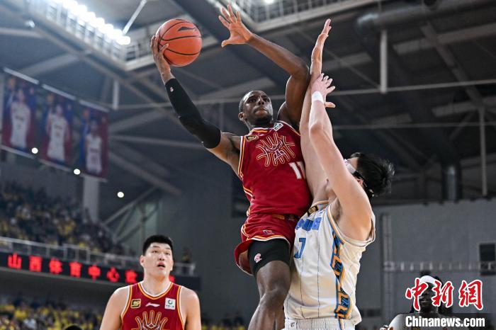 山西汾酒队在太原主场以94-102不敌北京北汽，半