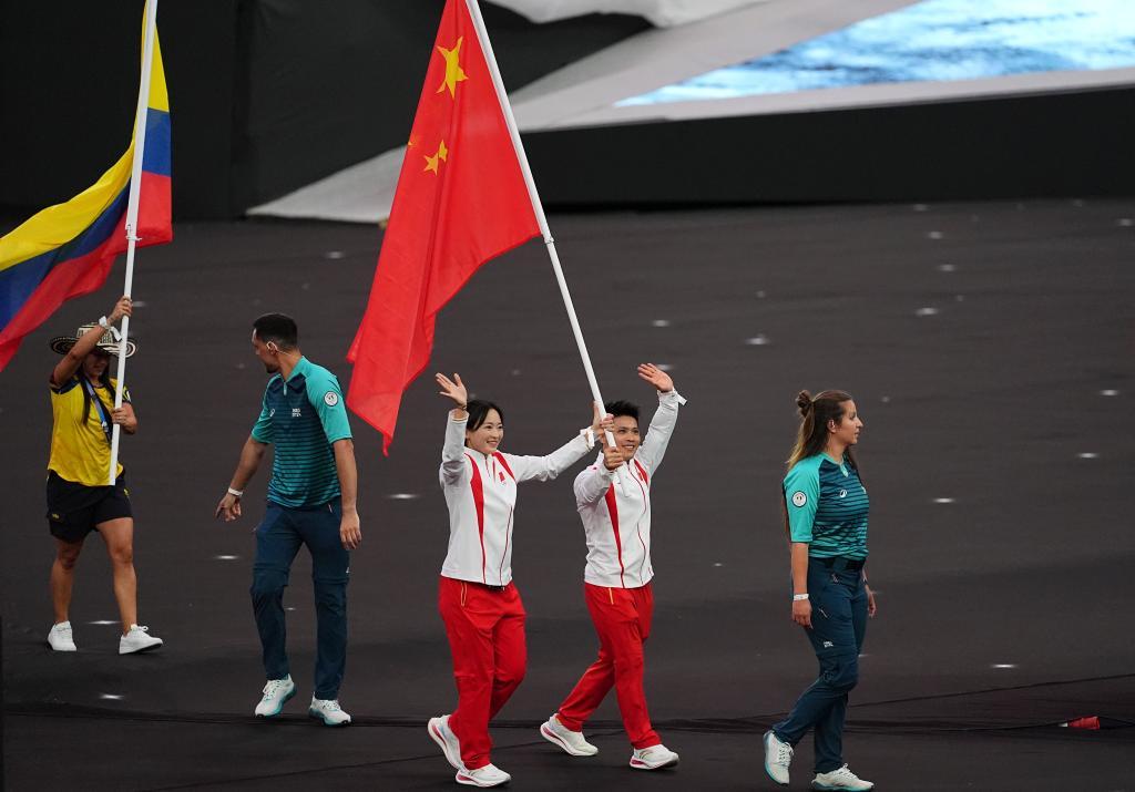 没能夺金却激励平凡人：欧紫霞作为中国旗手传