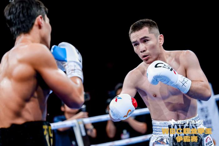 中国拳手哈斯、刘中斩获国际金腰带 佛山赛事引
