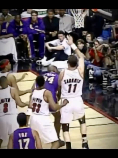 CBA季后赛上海队力克青岛 洛夫顿关键表现助队晋