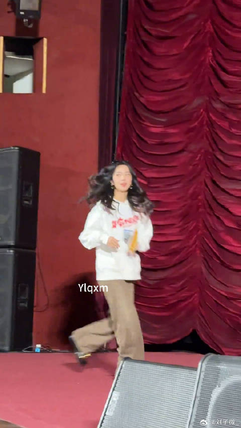 CBA季后赛上海队力克青岛 洛夫顿关键表现助队晋