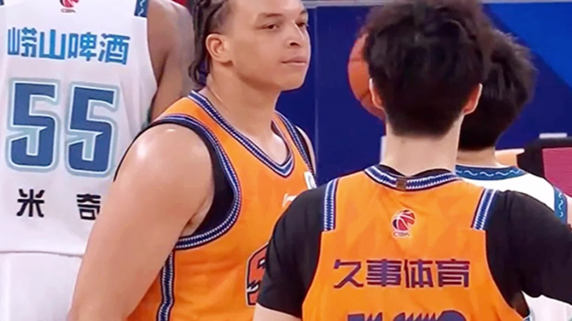 CBA季后赛上海队力克青岛 洛夫顿关键表现助队晋