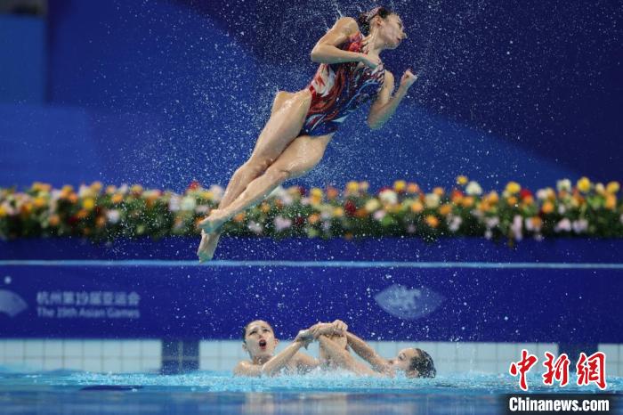 中国队花游集体项目夺冠 石浩玙首登亚运最高领