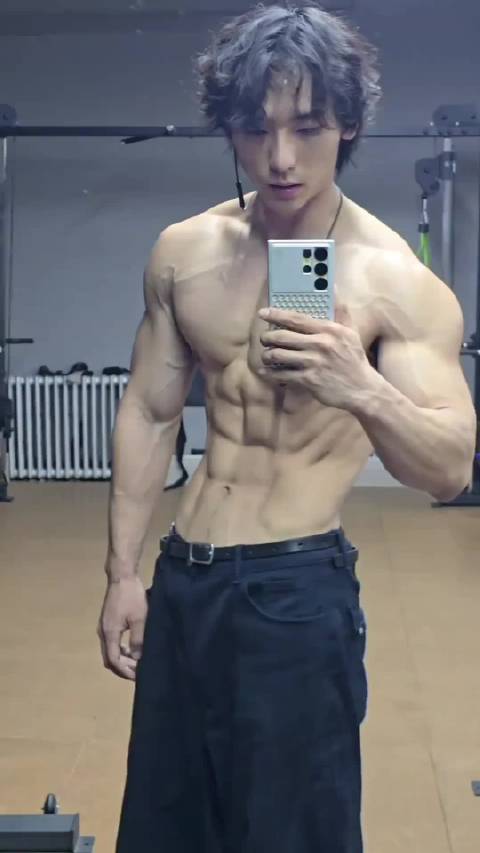 印度阅兵跳伞成功健身达人展示腹肌魅力