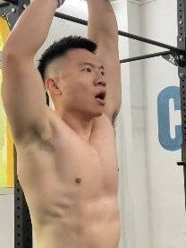 印度阅兵跳伞成功健身达人展示腹肌魅力