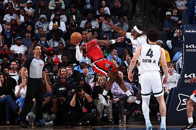 快船险胜灰熊马瑟林两双难掩三分低迷