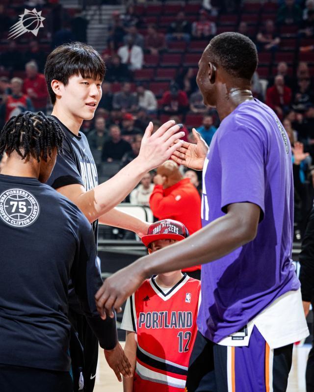 太阳新秀马卢阿奇12分9篮板闪耀首秀，杨瀚森仍