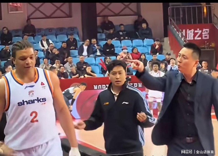 上海男篮大胜天津队送对手10连败 洛夫顿低迷引
