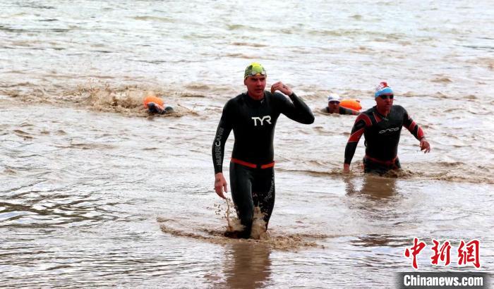青海贵德站汇聚200余名中外泳士，共渡黄河挑战